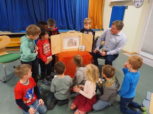 Zum bundesweiten Vorlesetag war Bürgermeister Arne Moritz als prominenter Vorleser in der Kita Esbeck zu Gast. Foto: Stadt Lippstadt