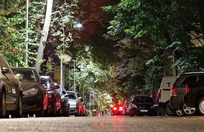 Straße mit geparkten Autos