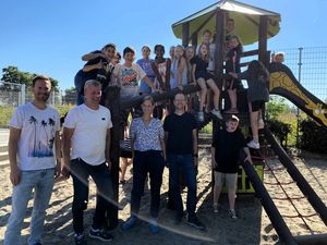 Schulleiterin Verena Hesse freute sich gemeinsam mit Fachdienstleiter Christian Kleinheilmann und Daniel Roderfeld vom Fachdienst Grünflächen, Spielen und Sport sowie Fachdienstleiter Uwe Thiesmann vom Fachdienst Schule über die neuen Spielmöglichkeiten. Foto: Stadt Lippstadt