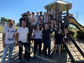 Schulleiterin Verena Hesse freute sich gemeinsam mit Fachdienstleiter Christian Kleinheilmann und Daniel Roderfeld vom Fachdienst Grünflächen, Spielen und Sport sowie Fachdienstleiter Uwe Thiesmann vom Fachdienst Schule über die neuen Spielmöglichkeiten. Foto: Stadt Lippstadt