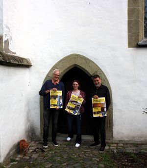 (v.l.n.r.) Peter Sinn, ehemaliger Pfarrer, Carina Schwartz-Bunte von der Stadt Lippstadt und Friedrich Wilhelm Hülsemann vom Lippstädter Metzgeramt e.V. freuen sich auf zahlreiche Besucher beim „Tag des offenen Denkmals“. Foto: Stadt Lippstadt
