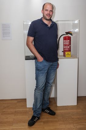 Ein Grund mal wieder nach Lippstadt zu kommen: Christian Menzel besucht seinen Feuerlöscher in der Ausstellung „Badespaß“ in der Galerie im Rathaus. Foto: Stadt Lippstadt