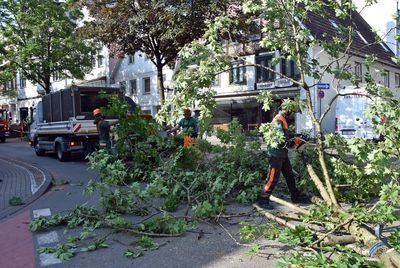 Die Räum- und Sicherungsarbeiten an unterschiedlichen Stellen  im Schadensgebiet wie hier im Bereich Cappeltor/ Cappelstraße  gingen auch am Sonntag weiter und kamen unter Beteiligung von  zahlreichen Einsatzkräften, des städtischen Baubetriebshofes und  vielen Fachfirmen gut voran.  Foto: Stadt Lippstadt