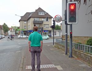 Trixi-Spiegel im Test: Für LKW- und Busfahrer, aber auch für Autofahrer ist Fachdienstleiter Jörg Bökenkötter im Spiegel gut sichtbar. Foto: Stadt Lippstadt