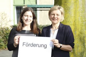 Daniela Franken (Gleichstellungsbeauftragte der Stadt Lippstadt) und Marlies Stotz (Vorsitzende des Gleichstellungsbeirates) machen auf die Fördergelder für gleichstellungsrelevante Projekte aufmerksam. Foto: Stadt Lippstadt