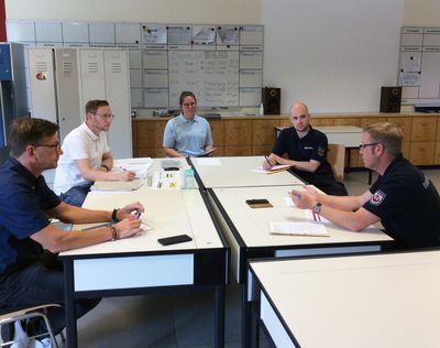 Der Corona-Ausbruch bei Tönnies beschäftigt das Ordnungsamt der Stadt Lippstadt seit einer Woche nahezu ununterbrochen. Der lückenlose Austausch und kurze Briefings von Innen- und Außendienst mit Ordnungsamtsleiter Thorsten Schmidt (2.v.l.) zur aktuellen Lage in Lippstadt und den notwendigen Maßnahmen bestimmen die Arbeitsabläufe. Foto: Stadt Lippstadt