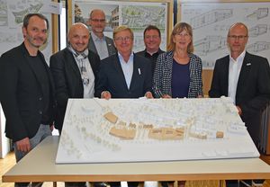Einstimmige Entscheidung: Das Preisgericht mit Prof. Andre Habermann, Björn Severin, Bürgermeister Christof Sommer, Prof. Johannes Ringel (Vorsitzender des Preisgerichts), Mirko Molt, Vorsitzender des Stadtentwicklungsausschusses, Prof. Christa Reicher und Heinrich Horstmann, Fachbereichsleiter Stadtentwicklung und Bauen, kürte den Entwurf des Büros „heimspiel-Architekten“ zum Sieger. Foto: Stadt Lippstadt
