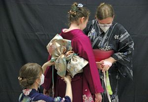 Fernöstlicher Ferienspaß: Erst konnten sich die Teilnehmenden einen Kimono anlegen lassen, dann gab es ein Fotoshooting vor passender Kulisse. Foto: Stadt Lippstadt