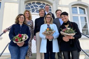 Über die guten Wünsche zum Dienstjubiläum von Bürgermeister Arne Moritz (rechts außen), des Personalrats in Person von Marion Wicker (zweite Reihe erste v. l.) sowie Jutta Kleegräfe (zweite Reihe, Mitte) vom Fachdienst Personal freuten sich: (erste Reihe v.l.n.r.) Nadja Schomacher, Ingrid Klaus, Barbara Horenkamp und Christian Kißler (letzte Reihe).  Foto: Stadt Lippstadt