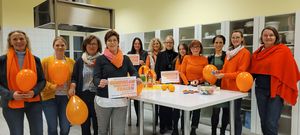 Gemeinsam mit der Gleichstellungsstelle der Stadt Lippstadt und dem DGB Kreisfrauenausschuss Soest machen die Frauenserviceclubs Zonta Club Lippstadt, SI Club Lippstadt, SI Club Bad Waldliesborn, SI Club Erwitte Hellweg und Ladies‘ Circle Lippstadt auf den Aktionstag am 25. November aufmerksam. Foto: Stadt Lippstadt