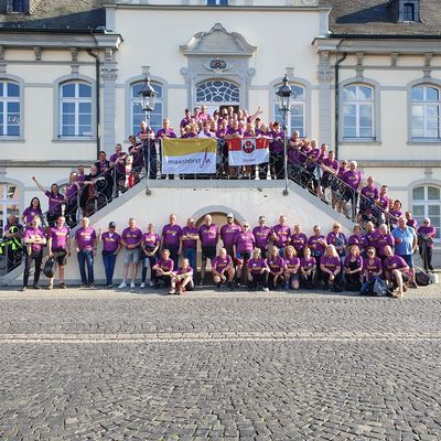 Geschafft – die Rad- und Lauftruppe aus Maashorst präsentiert sich stolz vor dem historischen Rathaus. Foto: Stadt Lippstadt