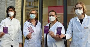 Kleine Tütchen mit Blumensamen (Bechermalve) können Besucherinnen der Lippstädter Apotheken zum Internationalen Frauentag mitnehmen. Foto: Stadt Lippstadt