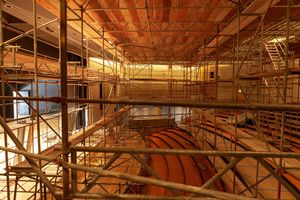 Im Rahmen der offenen Theaterbaustelle können Interessierte auch einen Blick in den aktuell komplett eingerüsteten Theatersaal werfen. Foto: Fabian Schneider