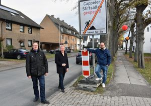 Der erste Bauabschnitt an der Cappeler Stiftsallee ist abgeschlossen, der zweite startet nächste Woche: (v.l.n.r.) Fachdienstleiter Jörg Bökenkötter, Ortsvorsteher Franz Gausemeier und Rasim Davulcu vom Fachdienst Straßenbau freuen sich über den Baufortschritt bei der Deckensanierung. Foto: Stadt Lippstadt