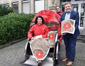 Bürgermeister Arne Moritz überreichte fünf Decken mit der Lipperose an Barbara Berger und Sandra Bals (v.l.) vom Verein Drehmomente. Foto: Stadt Lippstadt