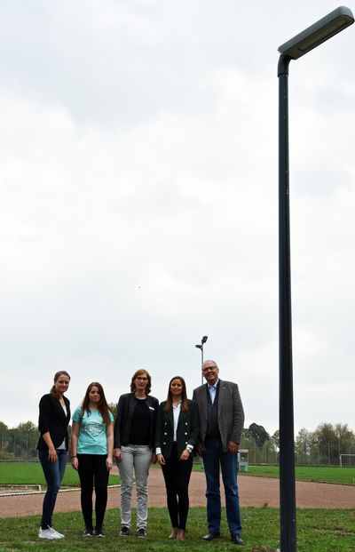 (v.l.n.r): Josefine Albert, Hochschulsportbeauftragte, Bianca Brüggenthies, Öffentlichkeitsreferentin des HSHL-AStA, Anja Stakemeier, Stadt Lippstadt, Marina Pejic, Firma Lunux und Karl-Heinz Sandknop, Kanzler HSHL. Foto: Stadt Lipppstadt