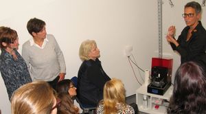 Brigitte Rosenthal-Sommer erklärt das 3D-Druckverfahren 