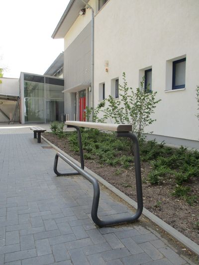 Ein unkonventionelles, aber von Jugendlichen bevorzugtes Sitzangebot unterbreiten die sog. „Jugendbänke“. Foto: Stadt Lippstadt