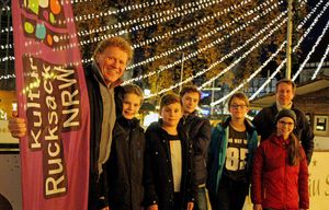Kulturrucksack im Radio: Mit einem selbst produzierten Hörspiel rund um die Eisbahn auf dem Lippstädter Weihnachtsmarkt sind die Kulturrucksackkinder um Uwe Albert vom Fachdienst Kultur und Weiterbildung der Stadt Lippstadt (l.) und Conny Rupp (r.) im Bürgerradio zu hören. Foto: privat