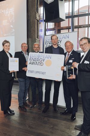 Das Energieteam freut sich gemeinsam mit dem stellvertretenden Bürgermeister Franz Gausemeier (zweiter v. r.) über die Auszeichnung mit dem eea-Gold-Award.  Foto: Bundesgeschäftsstelle European Energy Award