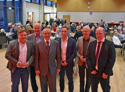 Traditionell konnte Bürgermeister Arne Moritz auch den ehemaligen Dezer-nenten Franz Ulrich Lücke (2.v.l.) sowie Stadtdirektor a.D. Klaus Karl Kaster (3.v.l.) und den ehemaligen Kämmerer Rainer Strotmeier (2.v.r.) begrüßen. Ebenfalls beim weihnachtlichen Zusammentreffen dabei: Der Erste Beige-ordnete Stephan Tydecks (r.) und der neue Kämmerer und Beigeordnete Boris Schreiber (3.v.r.).  Foto: Stadt Lippstadt