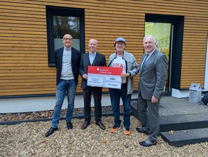 (v.l.n.r.) Manfred Strieth, Martin Risse und Wolfgang Schwade übergeben gemeinsam eine Spende in Höhe von 500 Euro für das Festival „Folk im Park“ an Norbert Hillebrand.