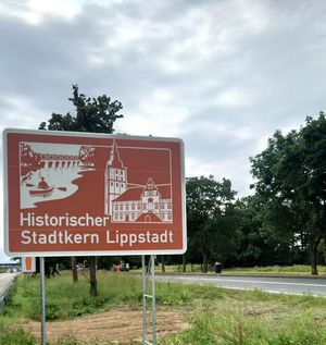 Neue Sehenswürdigkeitentafel an der A 44. 