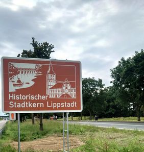 Neue Sehenswürdigkeitentafel an der A 44. 
