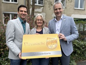 Marc Schmidt, Sylvia Helmig (beide Fachdienst Soziales und Integration) und Bürgermeister Alexander Tschense präsentieren die Jubiläums-Ehrenamtskarte.  Foto: Stadt Lippstadt