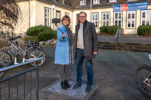 Frauke Mönkeberg, VHS-Leiterin, und Johannes Althoff, technischer Geschäftsführer bei der GWL. Foto: VHS