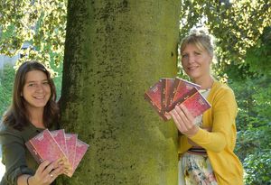 Daniela Franken (l.) und Verena Wieneke (r.) von der Gleichstellungsstelle prä-sentieren den neuen „Mädchenmerker“. Foto: Stadt Lippstadt