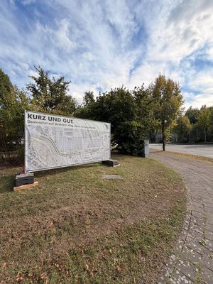 Mit neuen Baustellenbannern informiert die Stadt Lippstadt ab sofort direkt vor Ort über aktuelle Projekte – wie hier an der geplanten Südtangente auf dem Uniongelände. Foto: Stadt Lippstadt