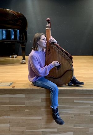 Die ukrainische Musikerin Oleksandra Kondratieva spielt beim Neujahrskonzert auf der Bandura. Foto: Musikschule