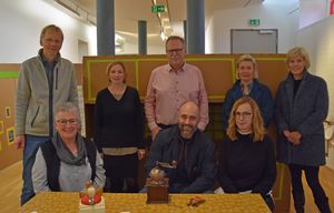 Der Vorstand und Beirat der Karl Bröcker Stiftung nimmt bei der Besichtigung der Ausstellung Platz in der Küche. Foto: Stadt Lippstadt