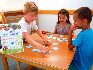 Nathan, Elisa und Cemal versuchen für das Parkzauber-Memory-Turnier die begehrten Startplätze für das Finale zu ergattern. Foto: Stadt Lippstadt