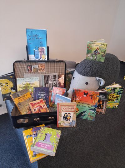 In der Thomas-Valentin-Stadtbücherei werden zahlreiche Bücher in ukrainischer Sprache angeboten. Foto: Stadt Lippstadt