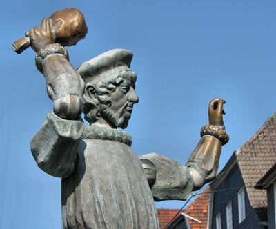 Figur Kaufmann am Bernhardbrunnen. Foto: Erika Jaekel, OWL
