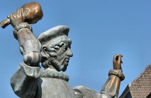 Figur Kaufmann am Bernhardbrunnen. Foto: Erika Jaekel, OWL