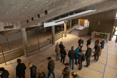 Zahlreiche interessierte nahmen schon im vergangenen November die Möglichkeit wahr, sich im Rahmen einer Baustellenführung über die Sanierungsmaßnahme am Stadttheater zu informieren. Foto: Fabian Schneider             