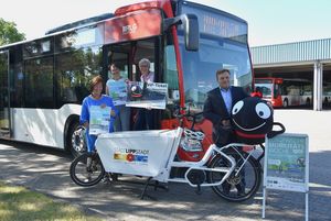 Werben für die Europäische Mobilitätswoche (EMW) in Lippstadt (v.l.): Mechthild Möllers, Johanna Brühl (Klimabündnis Lippstadt), Annette Zurmühl (RLG) und Bürgermeister Arne Moritz mit EMW-Maskottchen Edda.  Foto: Stadt Lippstadt