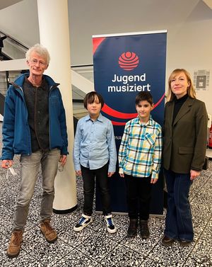 Große Freude über die erfolgreiche Teilnahme am Regionalwettbewerb „Ju-gend musiziert“: (v.l.n.r.) Guido Schlegel, Tim Eichhorn (1. Preis), Nicolas Arjona Ramirez (2. Preis) und Jana Kryzankova. Foto: Conrad-Hansen-Musikschule
