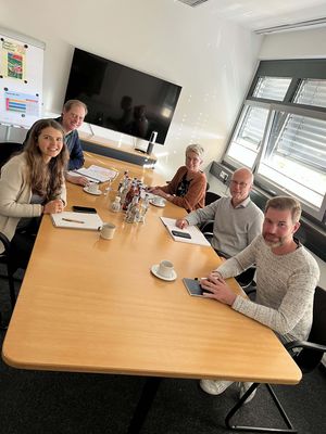 Vertreterinnen und Vertreter der Wirtschaftsförderung (WFL) und der Stadt Lip-pstadt bereiten die Mitgliederversammlung des Klimabündnisses vor: v.l. Anna Shalimava, WFL, Björn Bühlmeier, Birgit Specovius und Heinrich Horstmann vom Fachbereich Stadtentwicklung der Stadt Lippstadt und Kurt Weigelt, WFL. Foto: Stadt Lippstadt