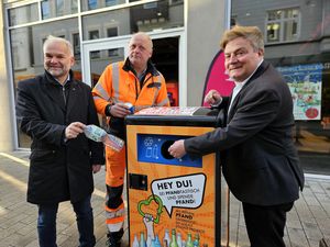 Bürgermeister Arne Moritz, Baubetriebshofmitarbeiter Bernd Marx und Baubetriebshofleiter Daniel Utzel (v.r.) waren die ersten, die den Pfandsammler in der Lange Straße mit „sinnvollem“ Inhalt füllten. Foto: Stadt Lippstadt