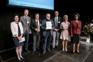 Bei der Übergabe des Zertifikats „Familiengerechte Kommune“: Beatrix Schwarze, Geschäftsführerin des Vereins „Familiengerechte Kommune“, Frank Osinski, Werner Kalthoff (beide Stadt Lippstadt), Hans Zaremba, Vorsitzender des Jugend- und Sozialausschusses der Stadt Lippstadt, Manfred Strieth, Stadt Lippstadt, Dr. Brigitte Mohn und Dr. Kirsten Witte (Bertelsmann-Stiftung). Foto: Thomas Schmidt/Stadt Herne