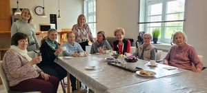 Beim Treffen im Mehrgenerationenhaus Mikado nach ihrem Spaziergang unterhalten sich die Teilnehmerinnen bei einer Tasse Kaffee oder lösen gemeinsam Denksportaufgaben. Die Leiterin des Mikado, Nanni Schütte (rechts, stehend) und Sylvia Helmig (links, stehend) vom Büro für bürgerschaftliches Engagement freuen sich über den regen Austausch der Gruppe. Neue Mitglieder sind herzlich willkommen! Foto: Stadt Lippstadt