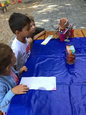 Hier entsteht mit einfachen Mitteln ein bunter Regenbogen.  Foto: Stadt Lippstadt