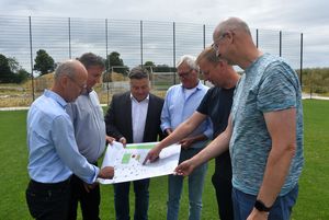 Kunstrasenplatz, Rasenplatz, Sportheim, Multifunktionsfeld, Beachvolleyballfeld, Boulebahn und neu gestaltete Außenanlagen: Das Sportzentrum Ost wird ein breites Angebot für die Nutzerinnen und Nutzer bereithalten. Foto: Stadt Lippstadt