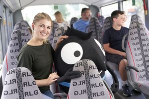 Das Maskottchen der Europäischen Mobilitätswoche „Edgar“ freut sich auf die Freifahrt im StadtBus Lippstadt. Foto: RLG