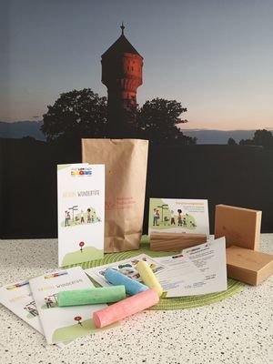 In der Wundertüte finden Familien Straßenkreide zum Kreativsein – und vieles mehr. Foto: Stadt Lippstadt