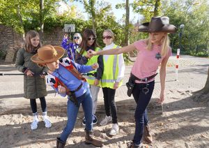 Pia und Maja (v. l.) stehen im Mittelpunkt einer Filmszene, die Teil einer Western-Parodie ist, die mit dem städt. Jugend- und Familienbüro in den Herbstferien entstand. Foto: Stadt Lippstadt